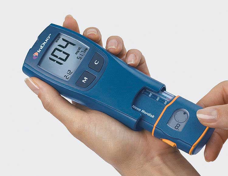 Kombinovaný aplikátor inzulinu InDuo a monitor krevního cukru z roku 2001.